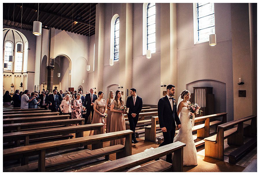 Brautpaar und hochzeitsgesellschaft auszug aus der kirch rochus 