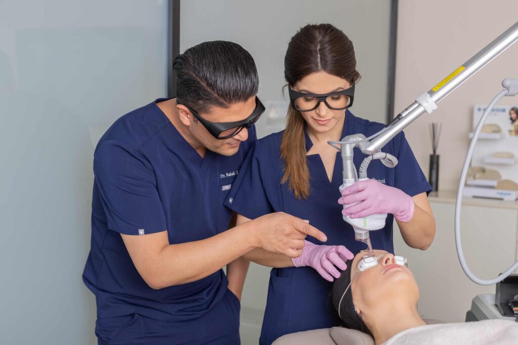 Besuch beim Spezialisten für Plastische Chirurgie & Ästhetik