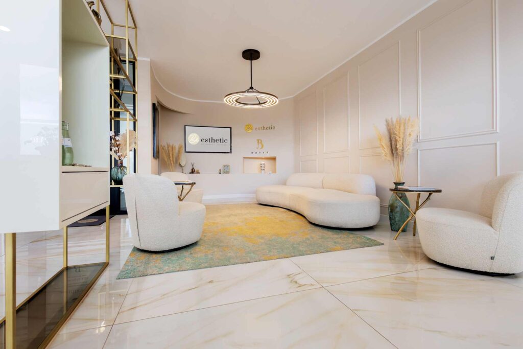 Modernes Ärzteteam für Plastische Chirurgie und Ästhetik in ihrer neuen Praxis in Köln