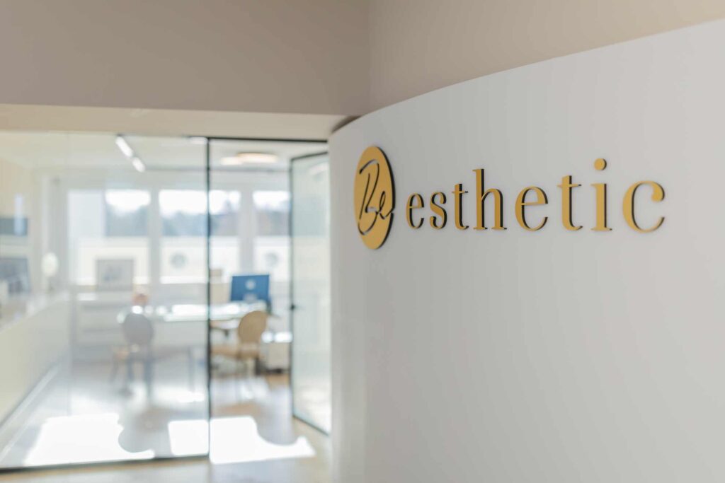 Modernes Ärzteteam für Plastische Chirurgie und Ästhetik in ihrer neuen Praxis in Köln