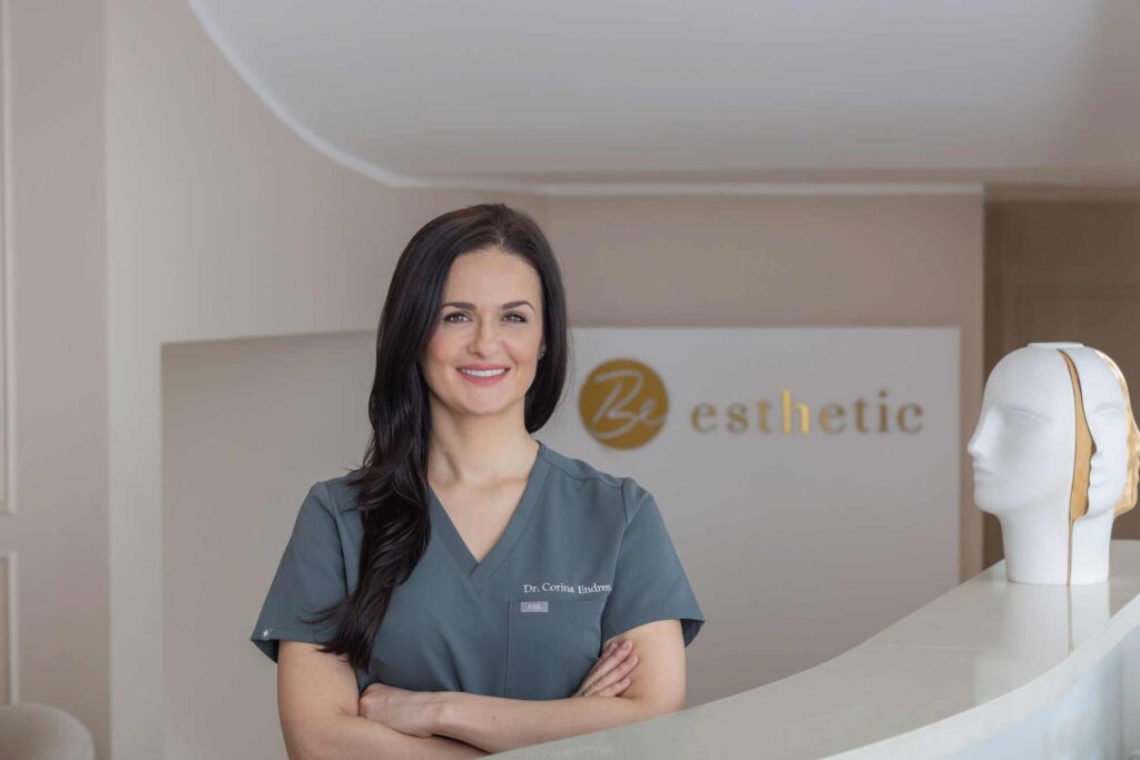 Porträt eines Facharztes in OP-Kleidung für authentische Businessfotografie in einer Kölner Praxis.