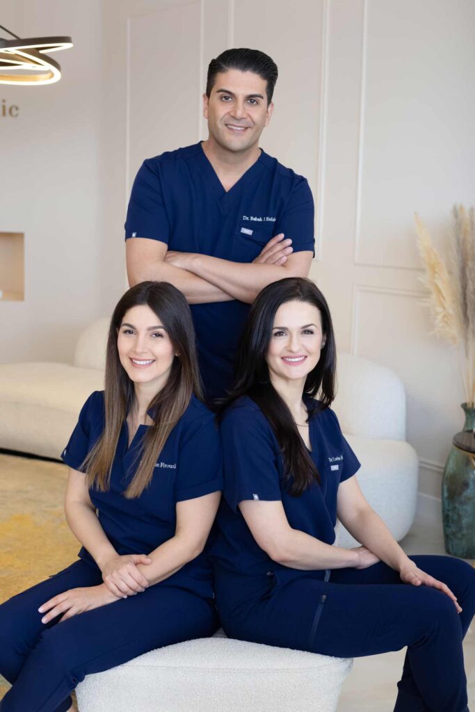 Modernes Ärzteteam für Plastische Chirurgie und Ästhetik in ihrer neuen Praxis in Köln.