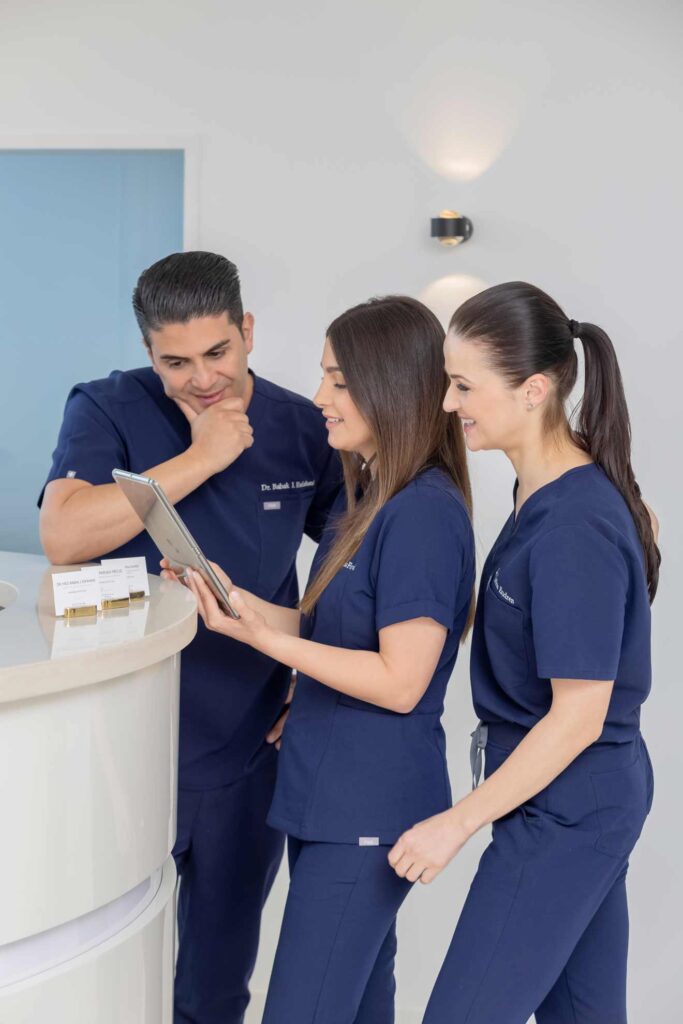 Modernes Ärzteteam für Plastische Chirurgie und Ästhetik in ihrer neuen Praxis in Köln.