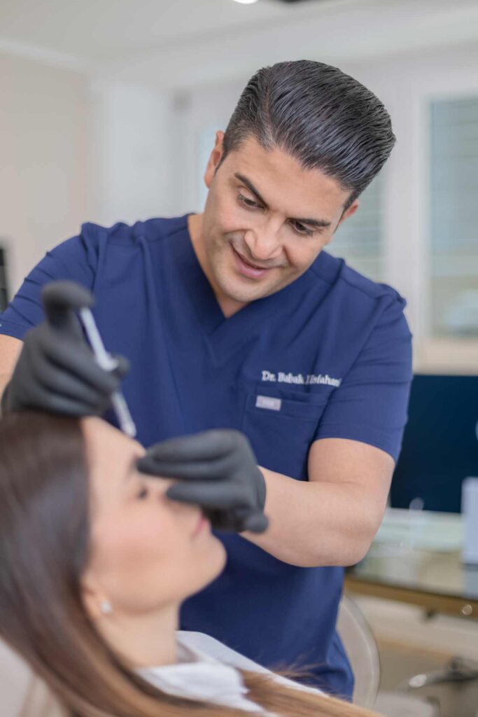 Ärztin bei einer präzisen Untersuchung in der Phlebologie – authentische Einblicke in den Praxisalltag.