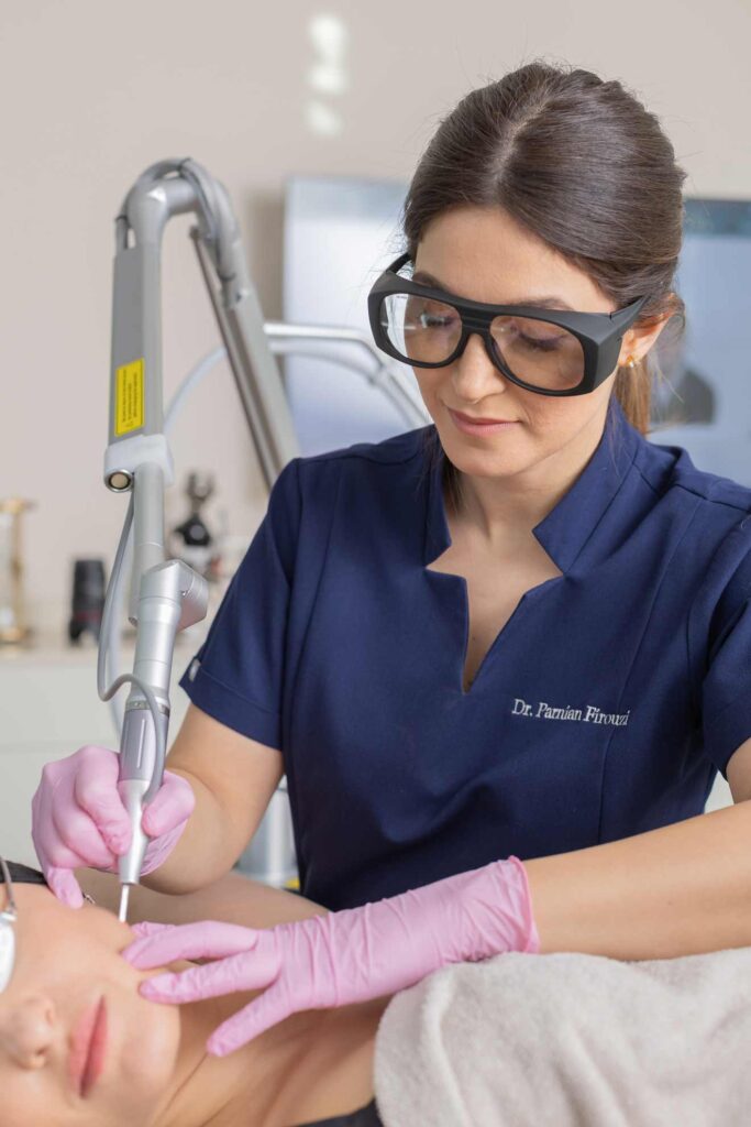 Ärztin bei einer präzisen Untersuchung in der Phlebologie – authentische Einblicke in den Praxisalltag.