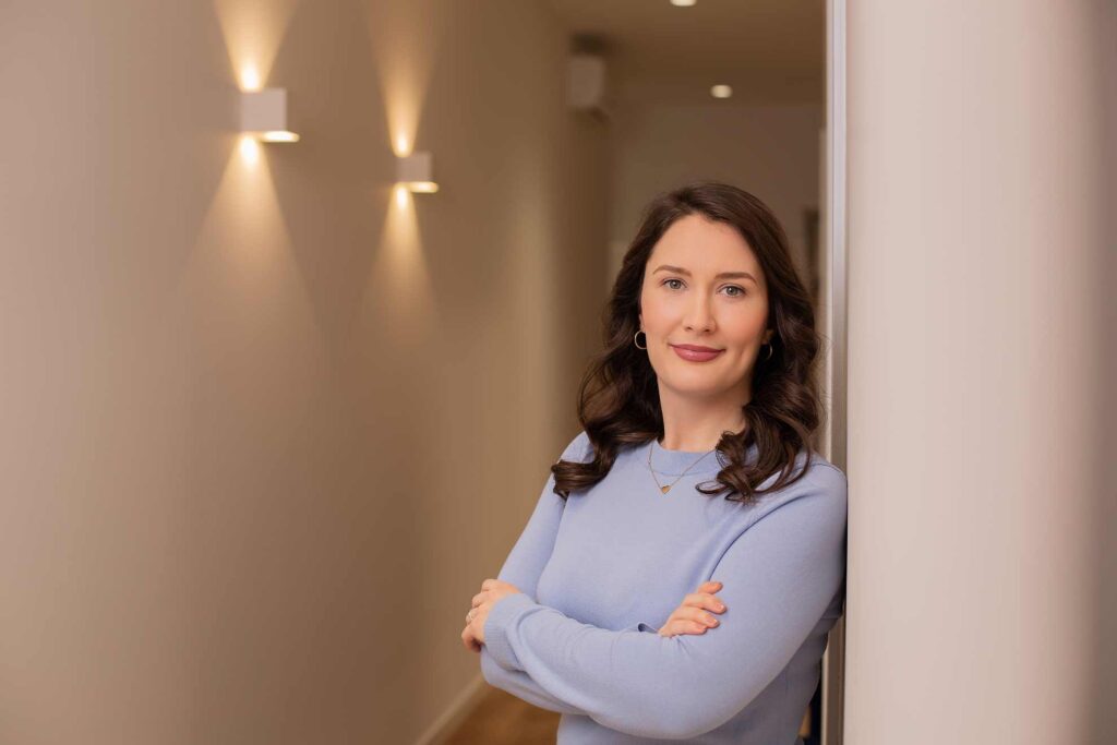 Porträt einer ausgebildeten Kosmetikerin für Business-Auftritte in Köln.