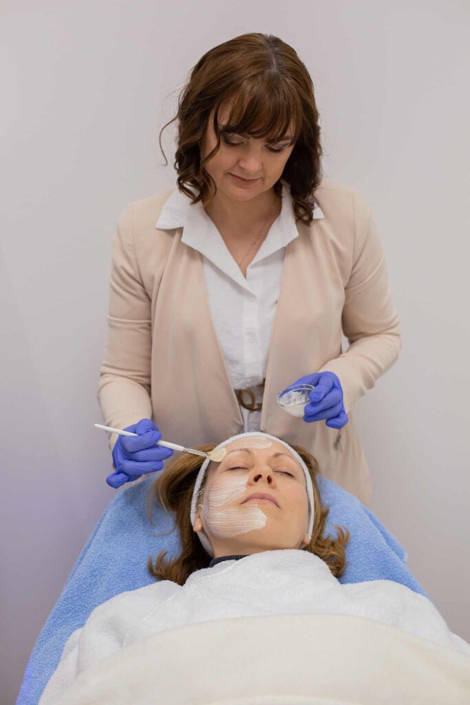 Porträt einer ausgebildeten Kosmetikerin für Business-Auftritte in Köln.