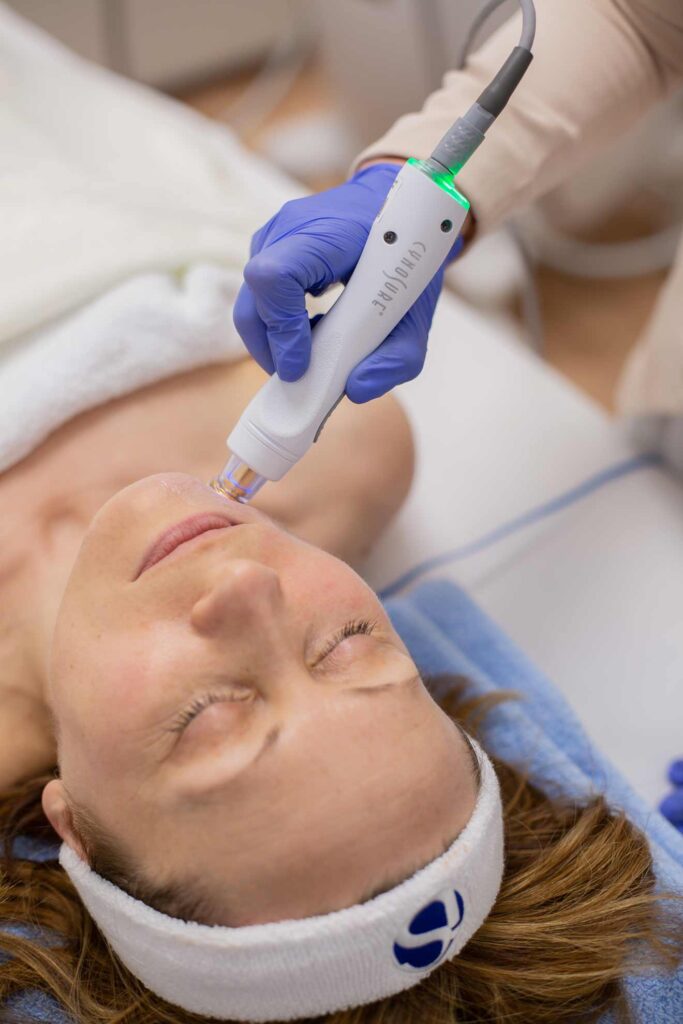 Porträt einer ausgebildeten Kosmetikerin für Business-Auftritte in Köln.