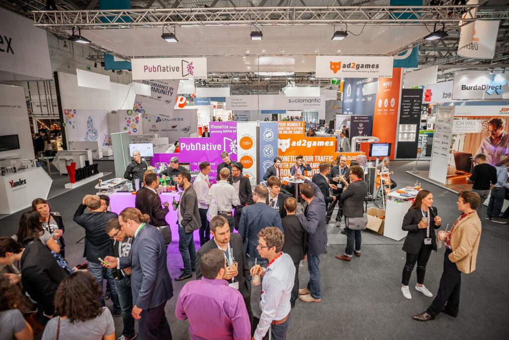 messefotograf auf einer messe stand party