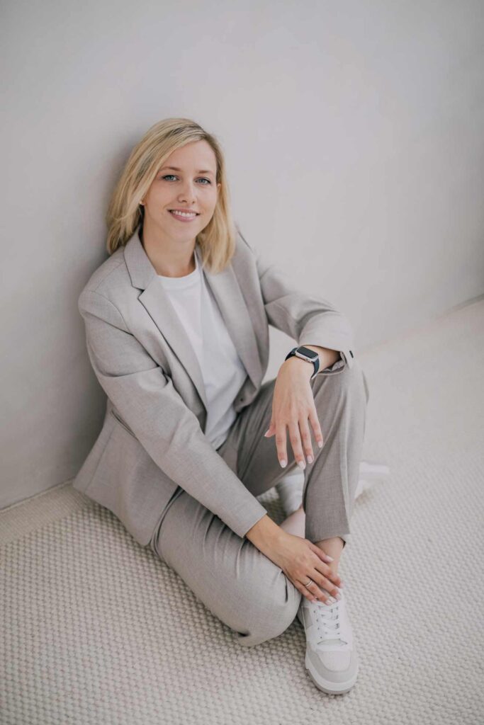 Authentisches Business Porträt einer Coachin in Köln für ihre Unternehmenswebseite