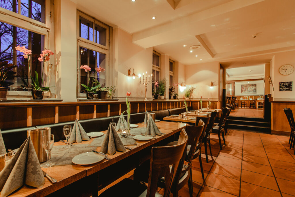 Dinner-Ambiente in Szene gesetzt: Restaurant-Fotografie bei atmosphärischem Abendlicht