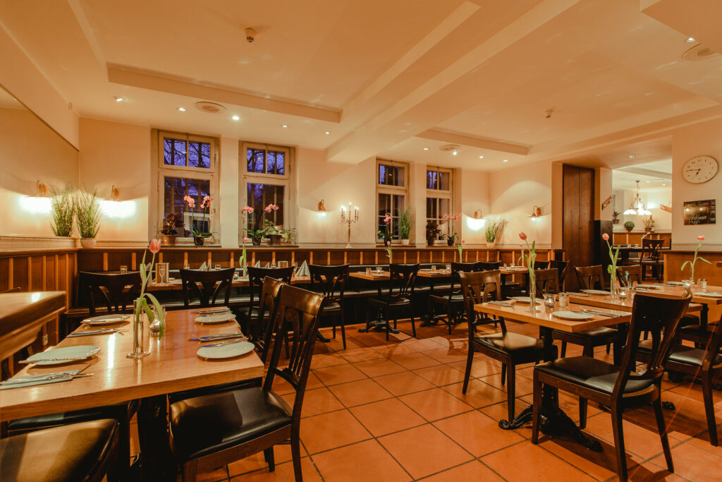 Stimmungsvolle Restaurant-Räumlichkeiten bei Abendbeleuchtung und Kerzenschein