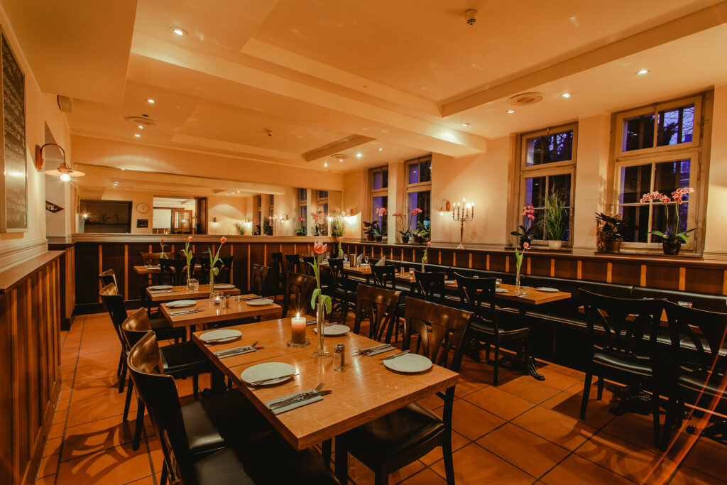 Stimmungsvolle Restaurant-Räumlichkeiten bei Abendbeleuchtung und Kerzenschein