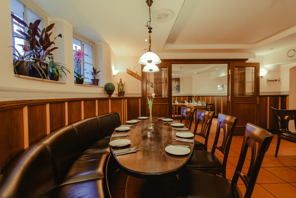 Stimmungsvolle Restaurant Räumlichkeiten bei Abendbeleuchtung und Kerzenschein