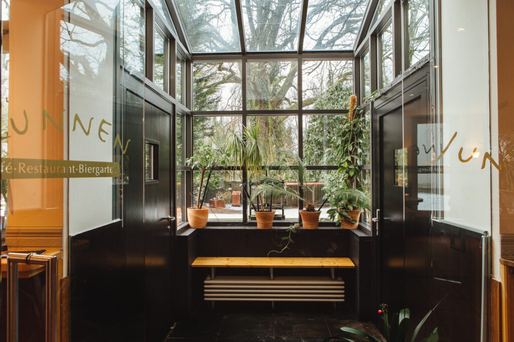 Stimmungsvolle Restaurant Räumlichkeiten bei Abendbeleuchtung und Kerzenschein