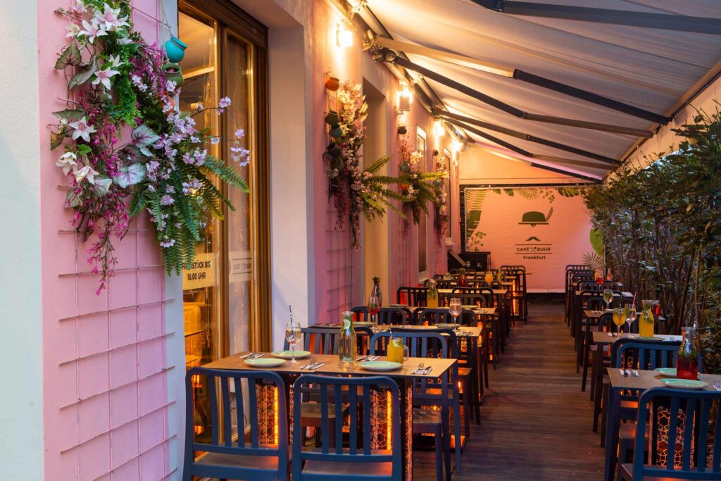 Atmosphärische Fotografie des großzügigen Restaurant Außenbereichs kurz vor der Eröffnung in Frankfurt