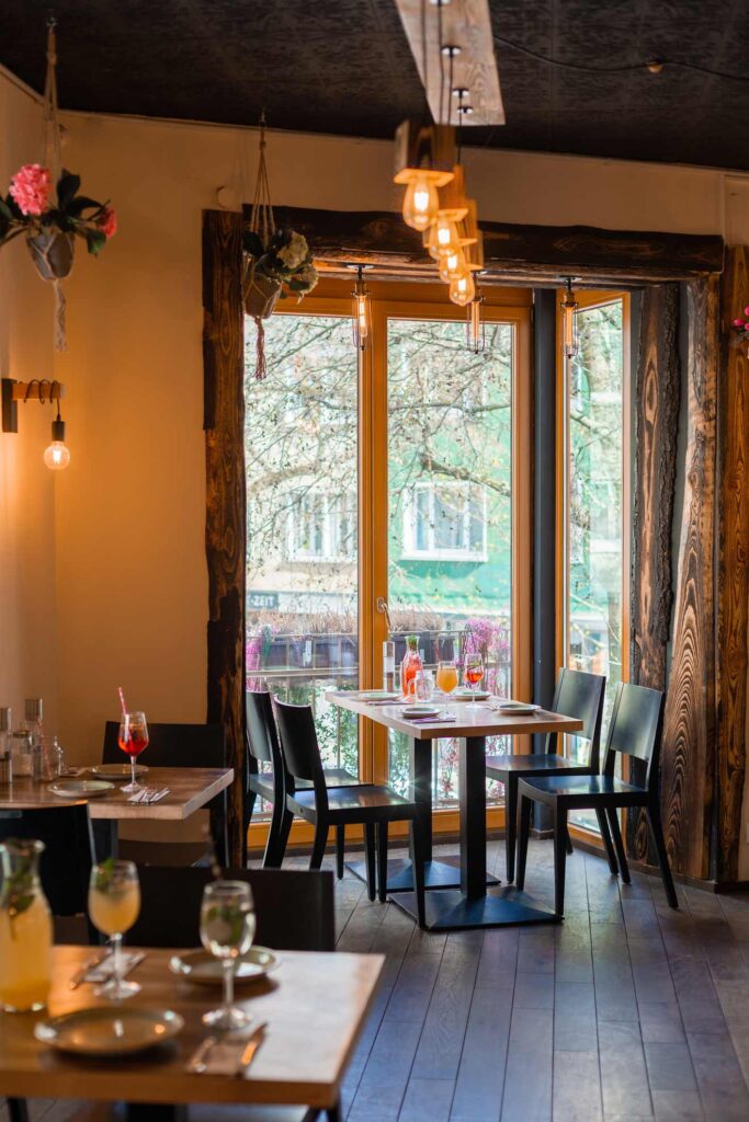 Professionelle Innenaufnahme der neuen Restaurant Räumlichkeiten in Frankfurt 